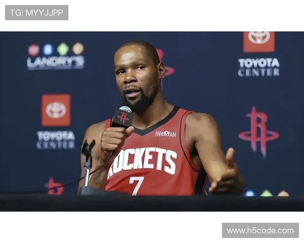 火箭官媒晒杜兰特赛前签名与球迷互动传递爱意展现巨星温度篮球魅力