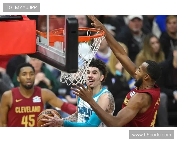 摩尔全场35分钟高效表现贡献19分5篮板5助攻 带领球队取得关键胜利